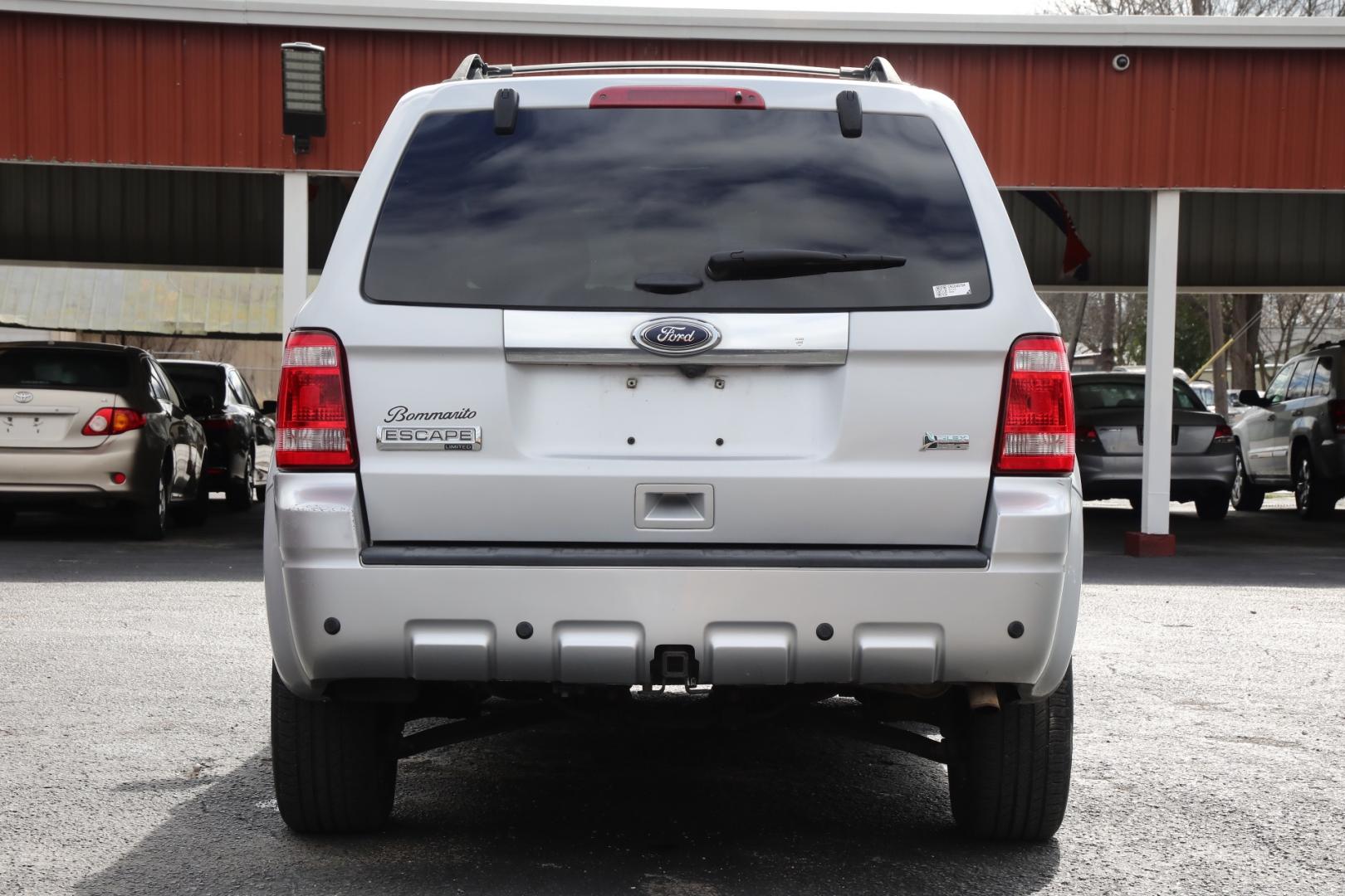 2012 SILVER FORD ESCAPE Limited FWD (1FMCU0EG2CK) with an 3.0L V6 DOHC 24V engine, 6-SPEED AUTOMATIC transmission, located at 420 E. Kingsbury St., Seguin, TX, 78155, (830) 401-0495, 29.581060, -97.961647 - Photo#5